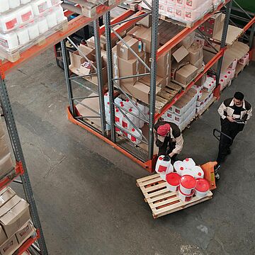 Stijging minimumloon - afbeelding magazijn werk